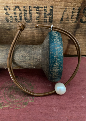 Bracelet - Leather And Fresh Water Pearl - Brown